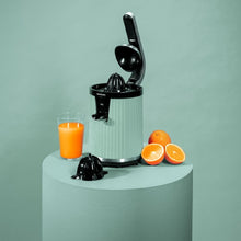 Carica l'immagine nel visualizzatore di Gallery, Spremiagrumi Manuale Xqueeze Retrojuice 600 Green-03