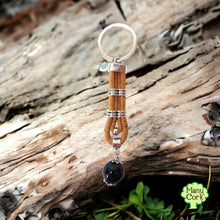 Carica l'immagine nel visualizzatore di Gallery, Portachiavi in sughero naturale con Su Coccu Sardo Portafortuna/Amuleto, vegano e sostenibile, Portachiavi unisex leggero confezione regalo