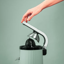 Carica l&#39;immagine nel visualizzatore di Gallery, Spremiagrumi Manuale Xqueeze Retrojuice 600 Green-02
