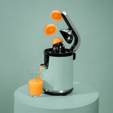 Carica l&#39;immagine nel visualizzatore di Gallery, Spremiagrumi Manuale Xqueeze Retrojuice 600 Green-04
